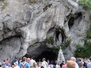 St. Bernadette og grotten med det hellige vannet