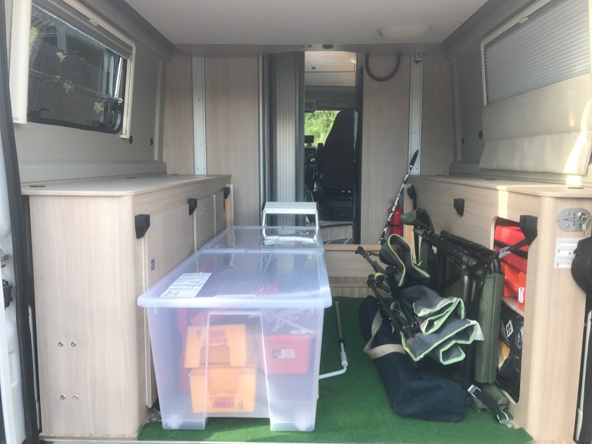 Stoler og bord, kasser med klosser og allslags stæsj.